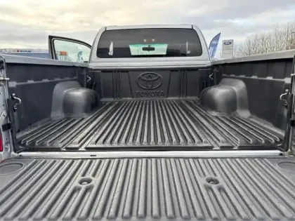 Photo 8 Toyota Hilux  2.4 D-4D 150ch X-Tra Cabine Légende 4WD