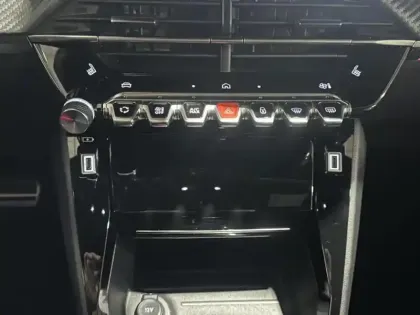 Photo 14 Peugeot 208  1.2 Hybrid 136ch GT e-DCS6