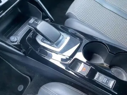 Photo 14 Peugeot 2008  e- 136ch GT