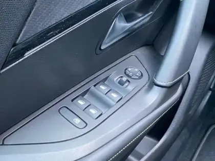 Photo 7 Peugeot 2008  e- 136ch GT