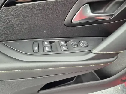 Photo 36 Peugeot 208  PureTech 100 S&S EAT8