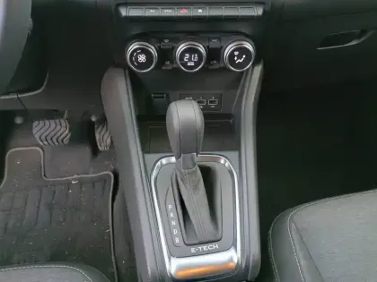 Photo 12 Renault Captur  E-Tech full hybrid 145