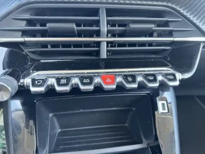 Photo 17 Peugeot 2008  PureTech 130 S&S BVM6