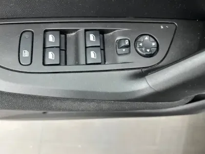 Photo 17 Peugeot 2008  Electrique 136 ch