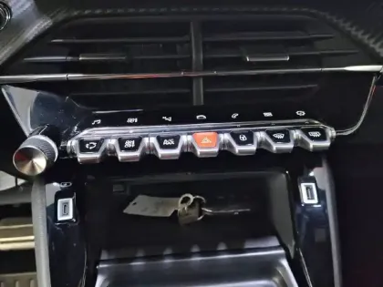 Photo 79 Peugeot 2008  PureTech 130 S&S EAT8