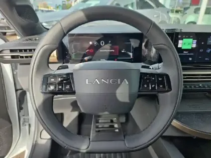 Photo 12 Lancia Ypsilon  1.2 Ibrida 100ch LX eDCT6