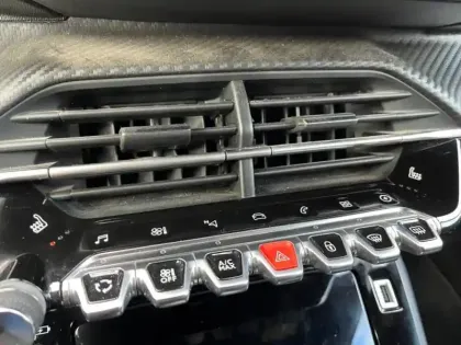 Photo 14 Peugeot 2008  e- 136ch GT