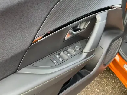 Photo 11 Peugeot 2008  e- 136ch GT