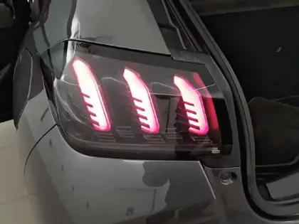 Photo 16 Peugeot 208  PureTech 100 S&S EAT8