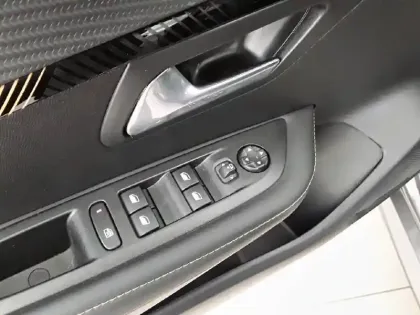 Photo 24 Peugeot 208  PureTech 100 S&S EAT8