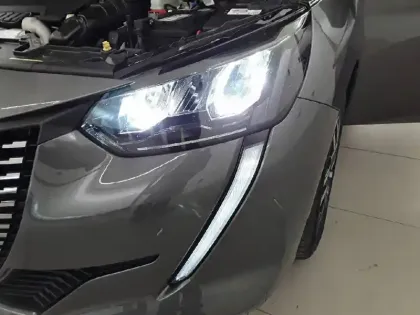 Photo 15 Peugeot 208  PureTech 100 S&S EAT8