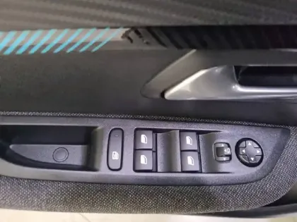 Photo 27 Peugeot 208  Electrique 50 kWh 136ch