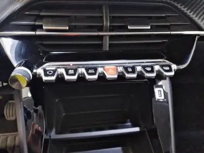 Photo 24 Peugeot 208  PureTech 75 S&S BVM5