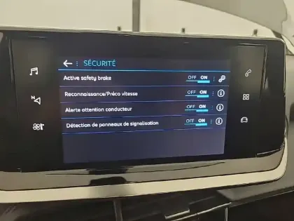 Photo 63 Peugeot 2008  BlueHDi 130 S&S EAT8