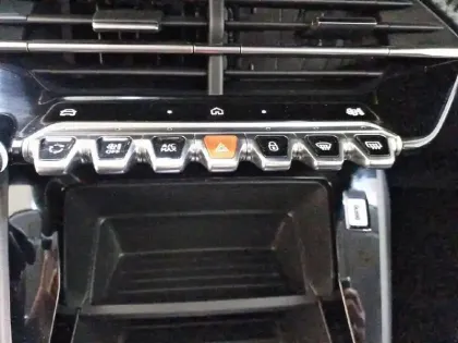 Photo 52 Peugeot 208  Hybrid 100 e-DCS6