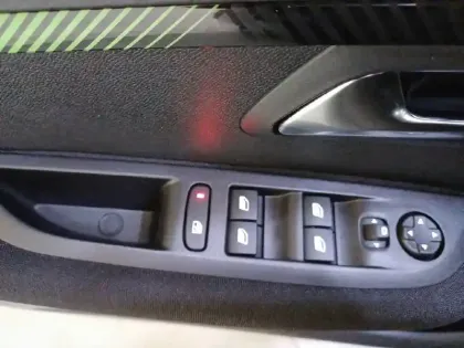 Photo 57 Peugeot 208  Hybrid 100 e-DCS6