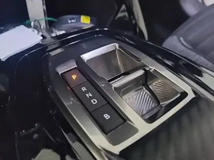 Photo 13 Peugeot 208  Electrique 50 kWh 136ch