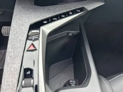 Photo 26 Peugeot 5008  Hybrid 136 e-DCS6