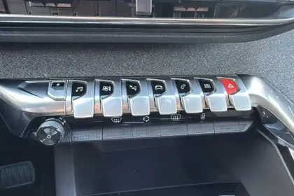 Photo 23 Peugeot 3008  Hybrid 225 e-EAT8