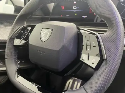 Photo 28 Peugeot 5008  Hybrid 145 e-DCS6