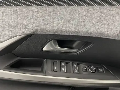 Photo 31 Peugeot 5008  Hybrid 145 e-DCS6