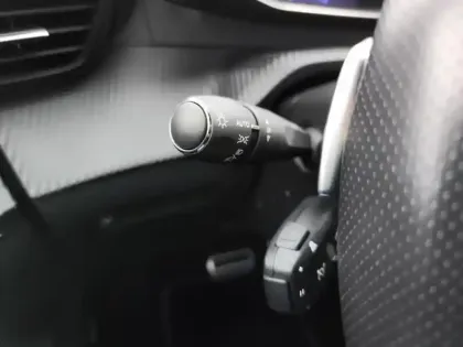 Photo 16 Peugeot 2008  PureTech 130 S&S EAT8 GT