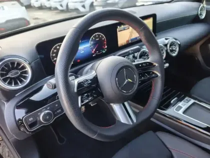 Photo 12 Mercedes Classe A 250 e Hybrid EQ AMG Line