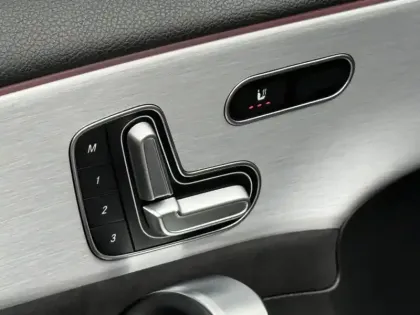 Photo 15 Mercedes Classe A 250 e Berline AMG Line