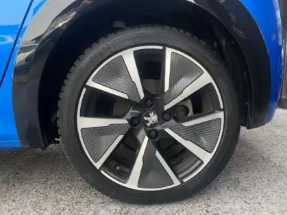 Photo 35 Peugeot 208 II Electrique GT