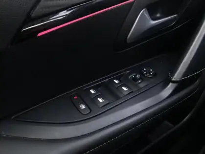 Photo 8 Peugeot 208 II Electrique GT