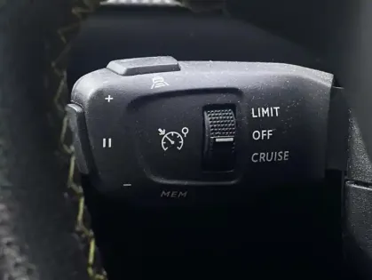 Photo 7 Peugeot 208 II Electrique GT