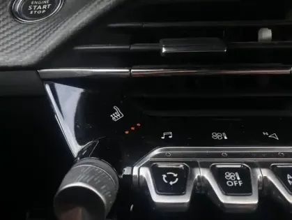 Photo 10 Peugeot 208 II Electrique GT