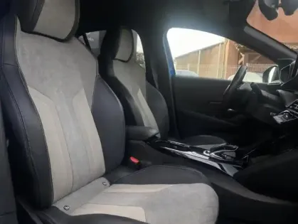 Photo 32 Peugeot 208 II Electrique GT