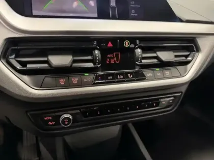 Photo 14 BMW Serie 1 Série 1 116dA 116ch Business Design DKG7