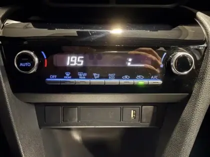 Photo 11 Toyota Yaris  Cross 116h Dynamic Business + Programme Beyond Zero Academy MY22