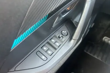 Photo 40 Peugeot 2008  PureTech 100 S&S BVM6