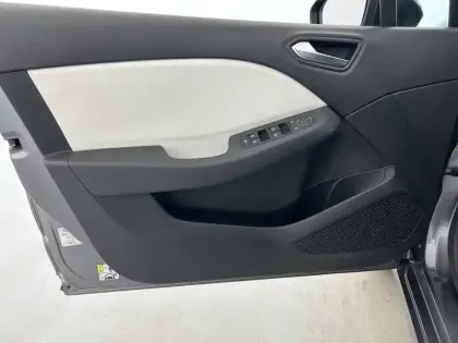 Photo 19 Renault Clio  E-Tech full hybrid 145