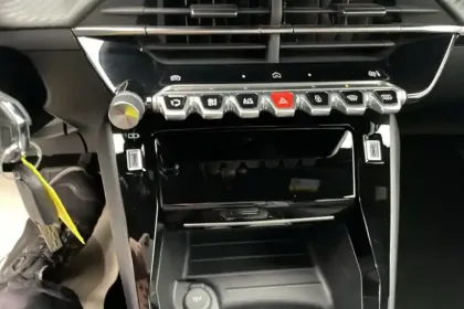 Photo 47 Peugeot 2008  Hybrid 145 e-DCS6