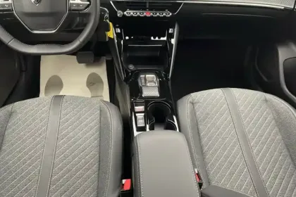 Photo 41 Peugeot 2008  Hybrid 145 e-DCS6