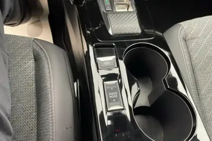 Photo 52 Peugeot 2008  Hybrid 145 e-DCS6