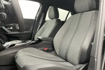 Photo 44 Peugeot 2008  Hybrid 145 e-DCS6