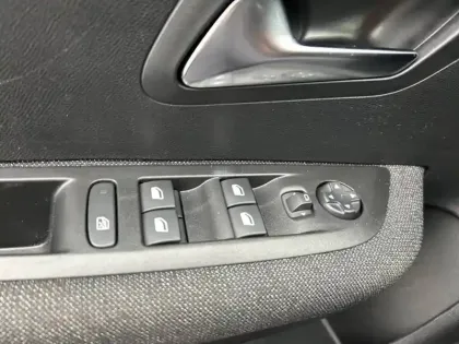 Photo 17 Peugeot 208  Hybrid 110 ch e-DCS6