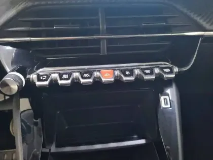 Photo 24 Peugeot 2008 Gén. II Ph1 NG Active 5