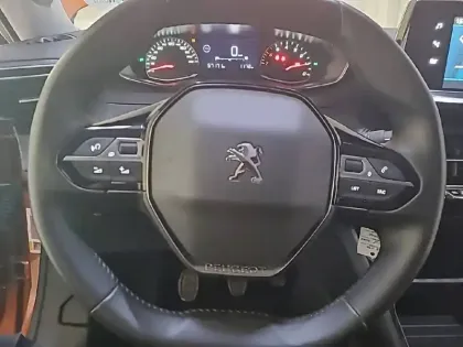 Photo 68 Peugeot 2008  PureTech 100 S&S BVM6