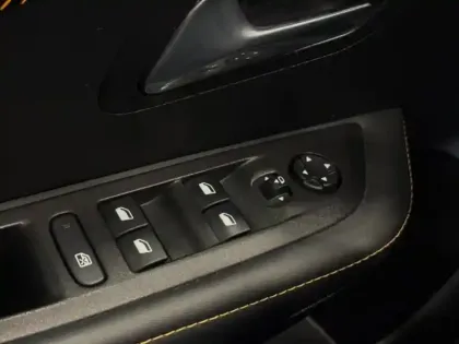 Photo 11 Peugeot 208  e- 136ch Roadtrip