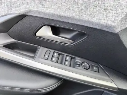 Photo 57 Peugeot 3008  Hybrid 145 e-DCS6