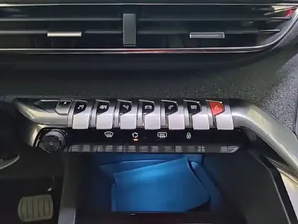 Photo 24 Peugeot 3008  Hybrid 225 e-EAT8