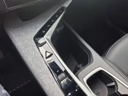 Photo 51 Peugeot 3008  Hybrid 136 e-DCS6