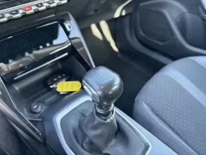 Photo 13 Peugeot 2008  PureTech 130 S&S BVM6