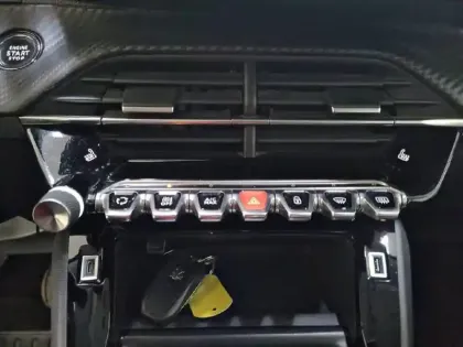 Photo 111 Peugeot 2008  PureTech 130 S&S BVM6